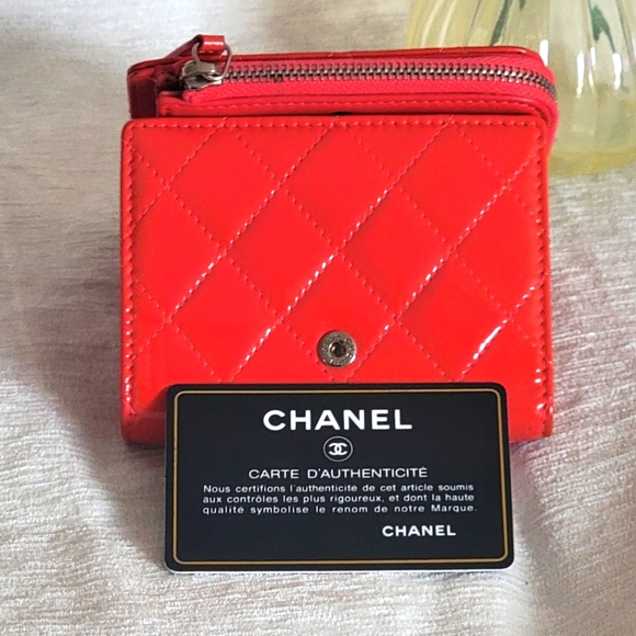 COA CHANEL Pink Quilted Patent Leather Classic Wallet - Picture 10 of 16